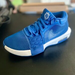 Men’s Nike LeBron Witness 8 TB Basketball Sneakers Game Royal in size 8